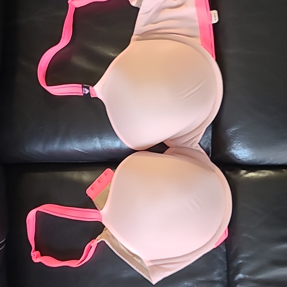 NWT Victoria Secret Extreme soft shelled bra / 36DD / light pink